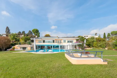 High-end Villa Lake front private boathouse, 9 bedrooms in Padenghe sul Garda - Lake Garda available for sale For Super Rich