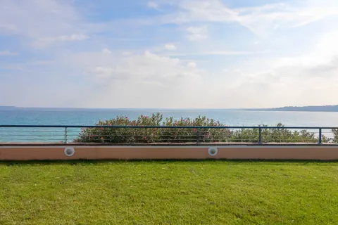 High-end Villa Lake front private boathouse, 9 bedrooms in Padenghe sul Garda - Lake Garda property for sale For Super Rich