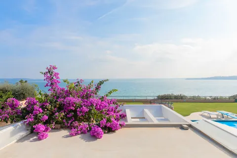 High-end Villa Lake front private boathouse, 9 bedrooms in Padenghe sul Garda - Lake Garda unique for sale For Super Rich