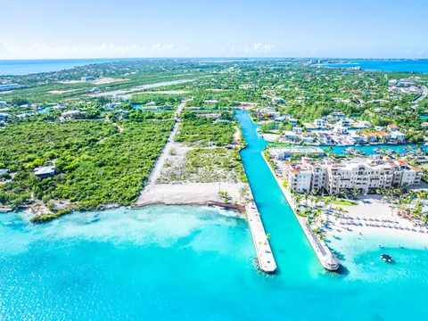 Luxury Villa Leeward Community Beachfront, 5 bedrooms in Providenciales top for sale For Super Rich