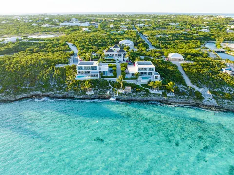 Luxury House Beach Front pickleball court, outdoor cinema, 14 bedrooms in Providenciales