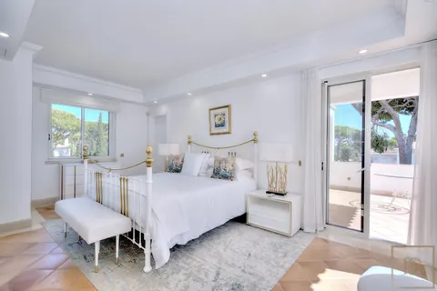 Elegant Villa open-concept lounge beautifully tiled swimming pool, 4 bedrooms in Algarve A1554A for sale For Super Rich