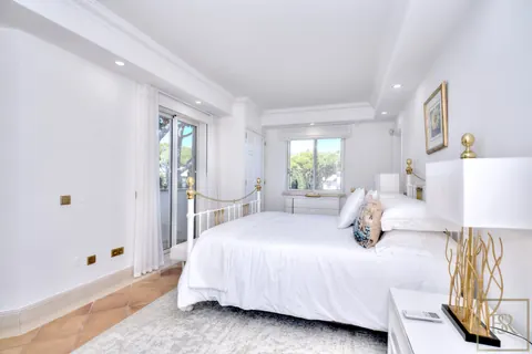 Elegant Villa open-concept lounge beautifully tiled swimming pool, 4 bedrooms in Algarve available for sale For Super Rich