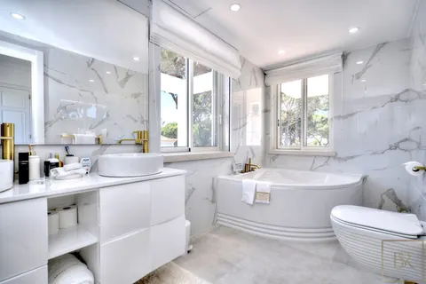Elegant Villa open-concept lounge beautifully tiled swimming pool, 4 bedrooms in Algarve buy for sale For Super Rich
