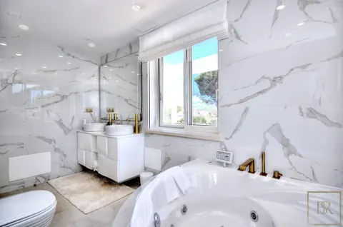 Elegant Villa open-concept lounge beautifully tiled swimming pool, 4 bedrooms in Algarve search for sale For Super Rich