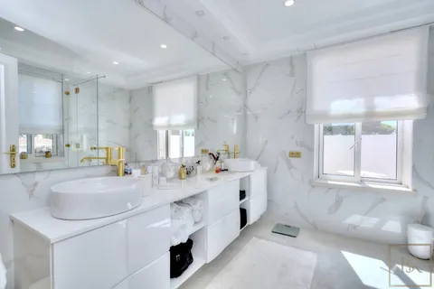Elegant Villa open-concept lounge beautifully tiled swimming pool, 4 bedrooms in Algarve property for sale For Super Rich