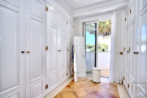 Elegant Villa open-concept lounge beautifully tiled swimming pool, 4 bedrooms in Algarve best for sale For Super Rich