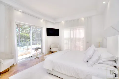 Elegant Villa open-concept lounge beautifully tiled swimming pool, 4 bedrooms in Algarve value for sale For Super Rich