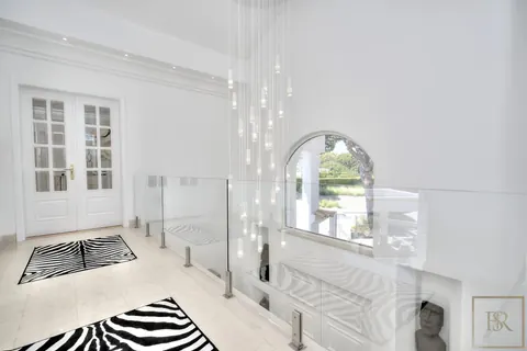 Elegant Villa open-concept lounge beautifully tiled swimming pool, 4 bedrooms in Algarve Classified ads for sale For Super Rich