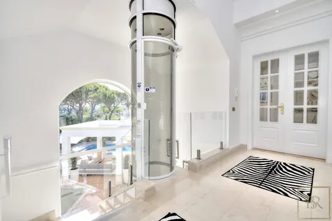 Elegant Villa open-concept lounge beautifully tiled swimming pool, 4 bedrooms in Algarve deal for sale For Super Rich