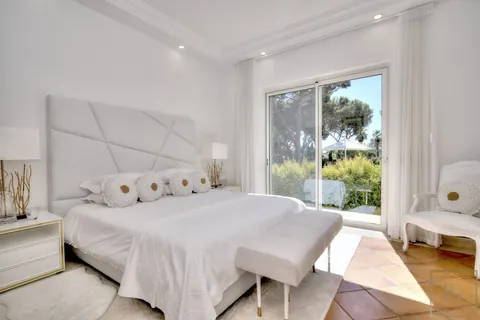 Elegant Villa open-concept lounge beautifully tiled swimming pool, 4 bedrooms in Algarve top for sale For Super Rich