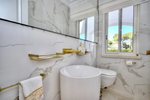 Elegant Villa open-concept lounge beautifully tiled swimming pool, 4 bedrooms in Algarve luxury for sale For Super Rich