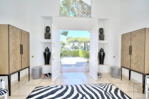 Elegant Villa open-concept lounge beautifully tiled swimming pool, 4 bedrooms in Algarve ultra luxury for sale For Super Rich