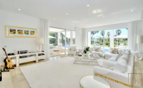 Elegant Villa open-concept lounge beautifully tiled swimming pool, 4 bedrooms in Algarve expensive for sale For Super Rich