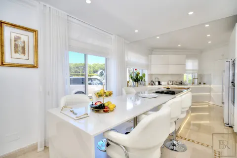 Elegant Villa open-concept lounge beautifully tiled swimming pool, 4 bedrooms in Algarve exclusive for sale For Super Rich