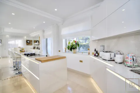 Elegant Villa open-concept lounge beautifully tiled swimming pool, 4 bedrooms in Algarve prix for sale For Super Rich