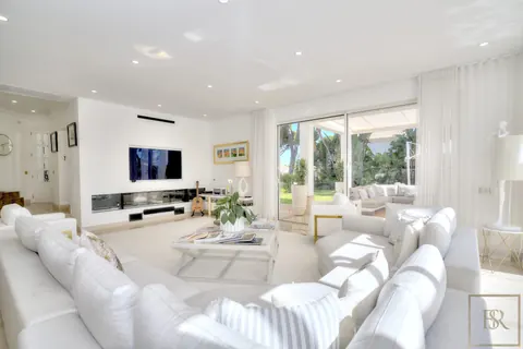 Elegant Villa open-concept lounge beautifully tiled swimming pool, 4 bedrooms in Algarve ads for sale For Super Rich
