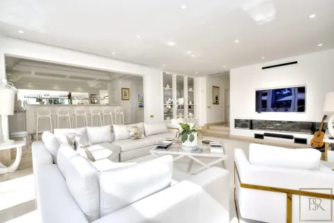Elegant Villa open-concept lounge beautifully tiled swimming pool, 4 bedrooms in Algarve photos for sale For Super Rich