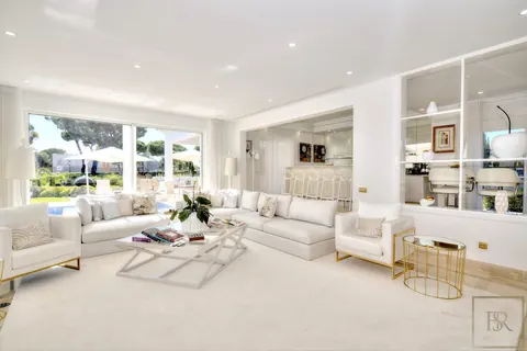 Elegant Villa open-concept lounge beautifully tiled swimming pool, 4 bedrooms in Algarve image for sale For Super Rich