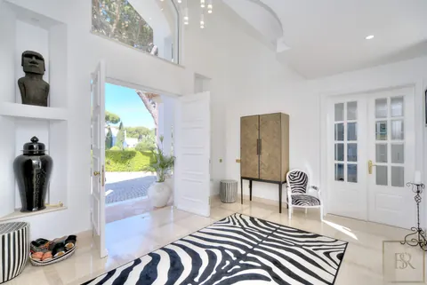 Elegant Villa open-concept lounge beautifully tiled swimming pool, 4 bedrooms in Algarve photo for sale For Super Rich