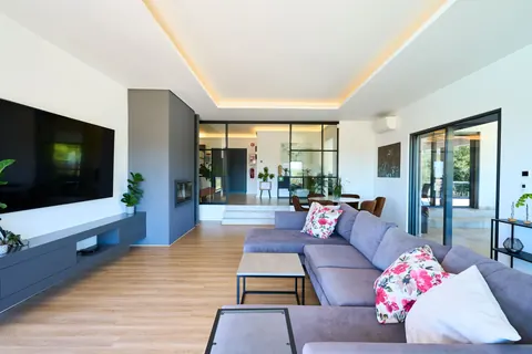Modern House Mountain View, infinity pool, heated jacuzzi, 6 bedrooms in Algarve real estate for sale For Super Rich