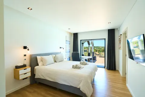 Modern House Mountain View, infinity pool, heated jacuzzi, 6 bedrooms in Algarve luxury for sale For Super Rich
