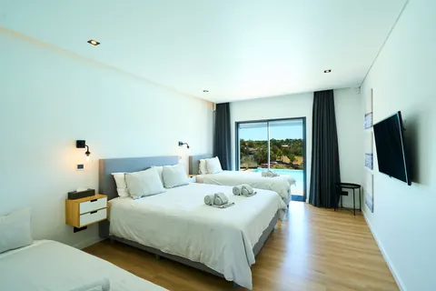 Modern House Mountain View, infinity pool, heated jacuzzi, 6 bedrooms in Algarve exclusive for sale For Super Rich