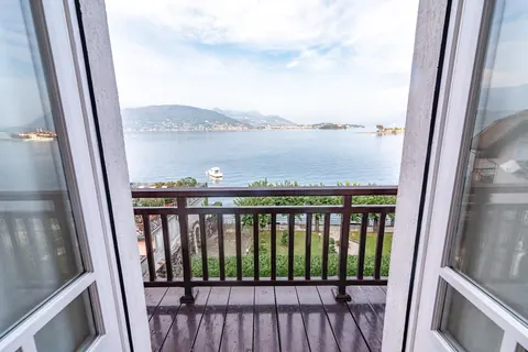 Premium Villa overlooks the Borromean Islands two large terraces, 6 bedrooms in Lake Maggiore prix for sale For Super Rich