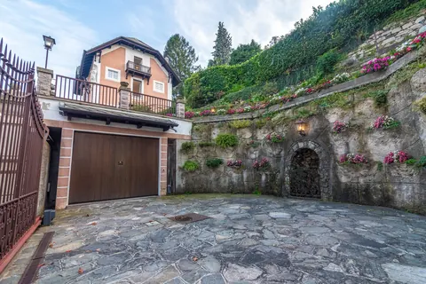 Premium Villa overlooks the Borromean Islands two large terraces, 6 bedrooms in Lake Maggiore real estate for sale For Super Rich
