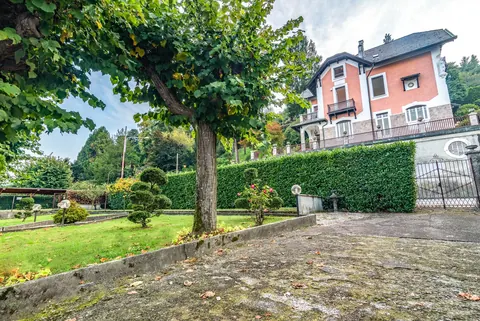 Premium Villa overlooks the Borromean Islands two large terraces, 6 bedrooms in Lake Maggiore value for sale For Super Rich
