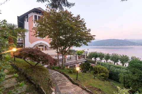 Premium Villa overlooks the Borromean Islands two large terraces, 6 bedrooms in Lake Maggiore