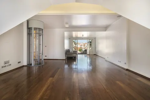 Elegant Apartment City View Private roof terrace, 3 bedrooms in Lisbon deal for sale For Super Rich