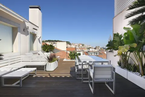 Elegant Apartment City View Private roof terrace, 3 bedrooms in Lisbon