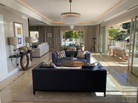 Luxury Villa Overlooking Baie de Villefranche Pool, Jacuzzi and sauna, +5 bedrooms in St Jean Cap Ferrat top for sale For Super Rich