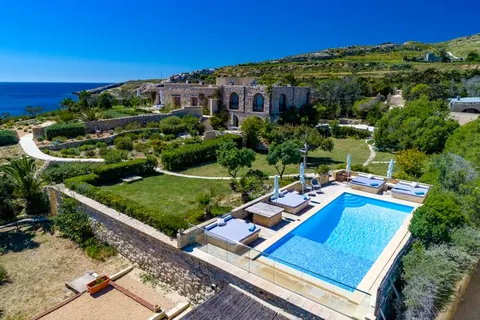 Luxury Villa Panoramic views of the sea, Comino and Cirkewwa Private beach access, Tennis court, 5 bedrooms in Gozo