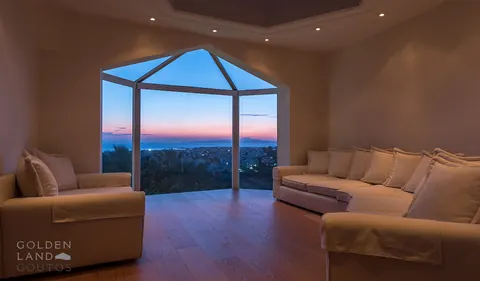Luxury House Vaste garden of 1000 sqm Nice swimming pool, 6 bedrooms in Athens top for sale For Super Rich