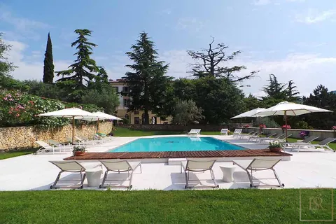 Century Villa Built 1826 Outdoor Swimming Pool, 16 bedrooms in Lake Garda buy for sale For Super Rich