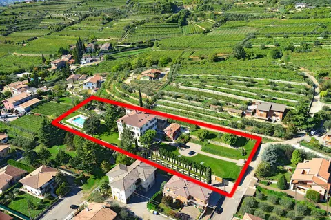 Century Villa Built 1826 Outdoor Swimming Pool, 16 bedrooms in Lake Garda best for sale For Super Rich
