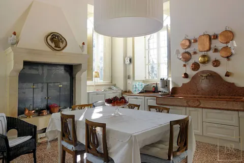 Century Villa Built 1826 Outdoor Swimming Pool, 16 bedrooms in Lake Garda top for sale For Super Rich