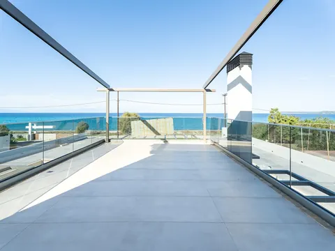Modern Villa Beach Front 10 meters from the crystal-clear waters of the Aegean Sea, 5 bedrooms in Halkidiki prix for sale For Super Rich