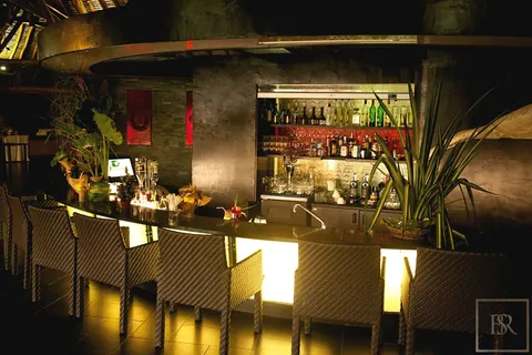 Luxury Hotel Beach Front Private Beach, bungalows, 32 bedrooms in Tahiti top for sale For Super Rich