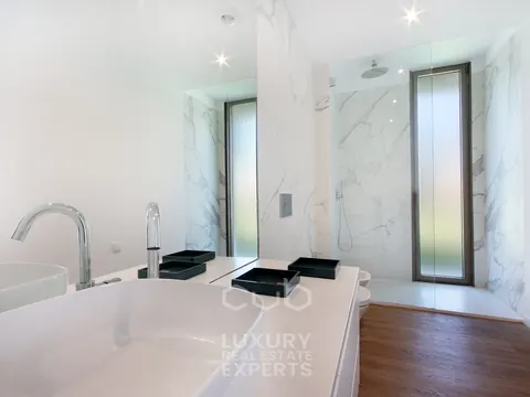 Design Villa SAINT-TROPEZ near two golf courses, 6 bedrooms in Almada Aroira real estate for sale For Super Rich