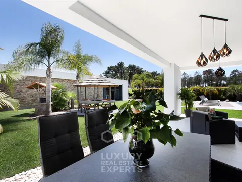 Design Villa MALDIVAS views of the garden and pool, 4 bedrooms in Verdizela deal for sale For Super Rich