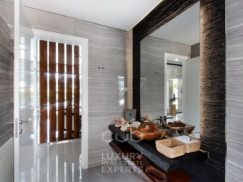 Design Villa MALDIVAS views of the garden and pool, 4 bedrooms in Verdizela prix for sale For Super Rich