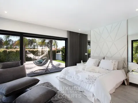 Design Villa MALDIVAS views of the garden and pool, 4 bedrooms in Verdizela photo for sale For Super Rich