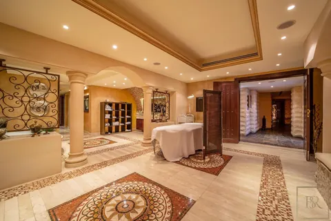 Luxury Villa Palatial golf course view in Sector L private cinema, gym, spa, 8 bedrooms in Emirates Hills - Dubai deal for sale For Super Rich