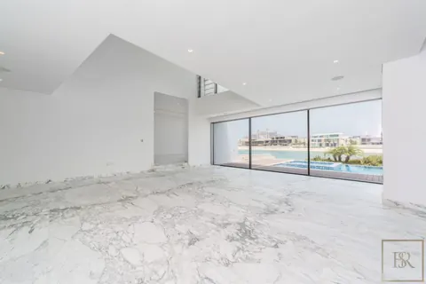 Luxury Villa Beach Front Sunset views across the sea, 5 bedrooms in Palm Jumeirah - Dubai buy for sale For Super Rich