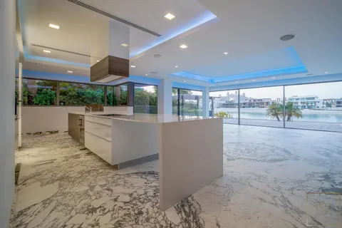 Luxury Villa Beach Front Sunset views across the sea, 5 bedrooms in Palm Jumeirah - Dubai deal for sale For Super Rich