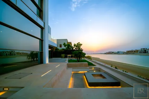 Luxury Villa Beach Front Sunset views across the sea, 5 bedrooms in Palm Jumeirah - Dubai top for sale For Super Rich