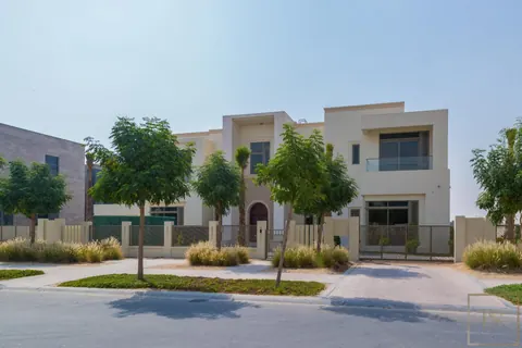 Luxury Villa Beach Front stunning views across the golf course and the Burj Khalifa, 7 bedrooms in Hills Grove - Dubai New for sale For Super Rich